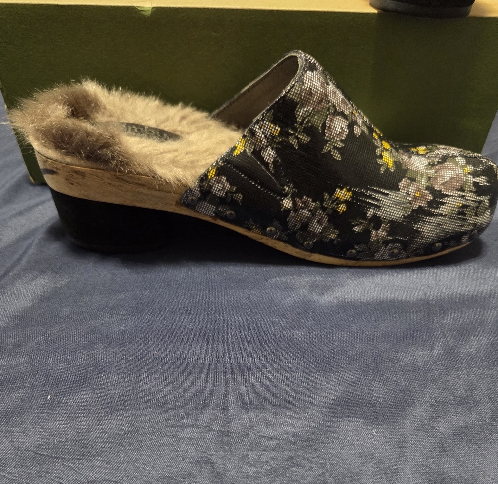 Jambu Black Floral Mules with Faux Fur - Picture 8 of 11